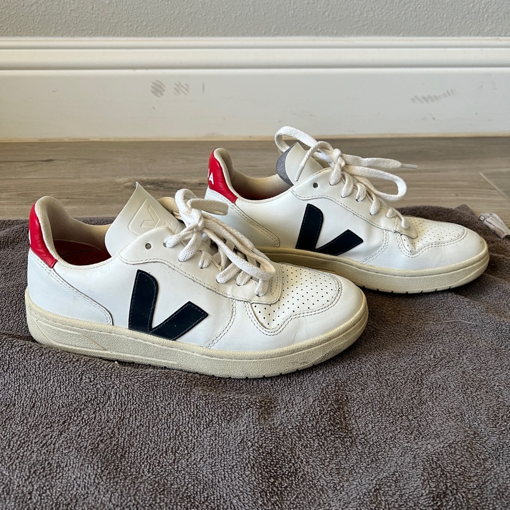 Women’s Veja V-10 sneakers size 6
